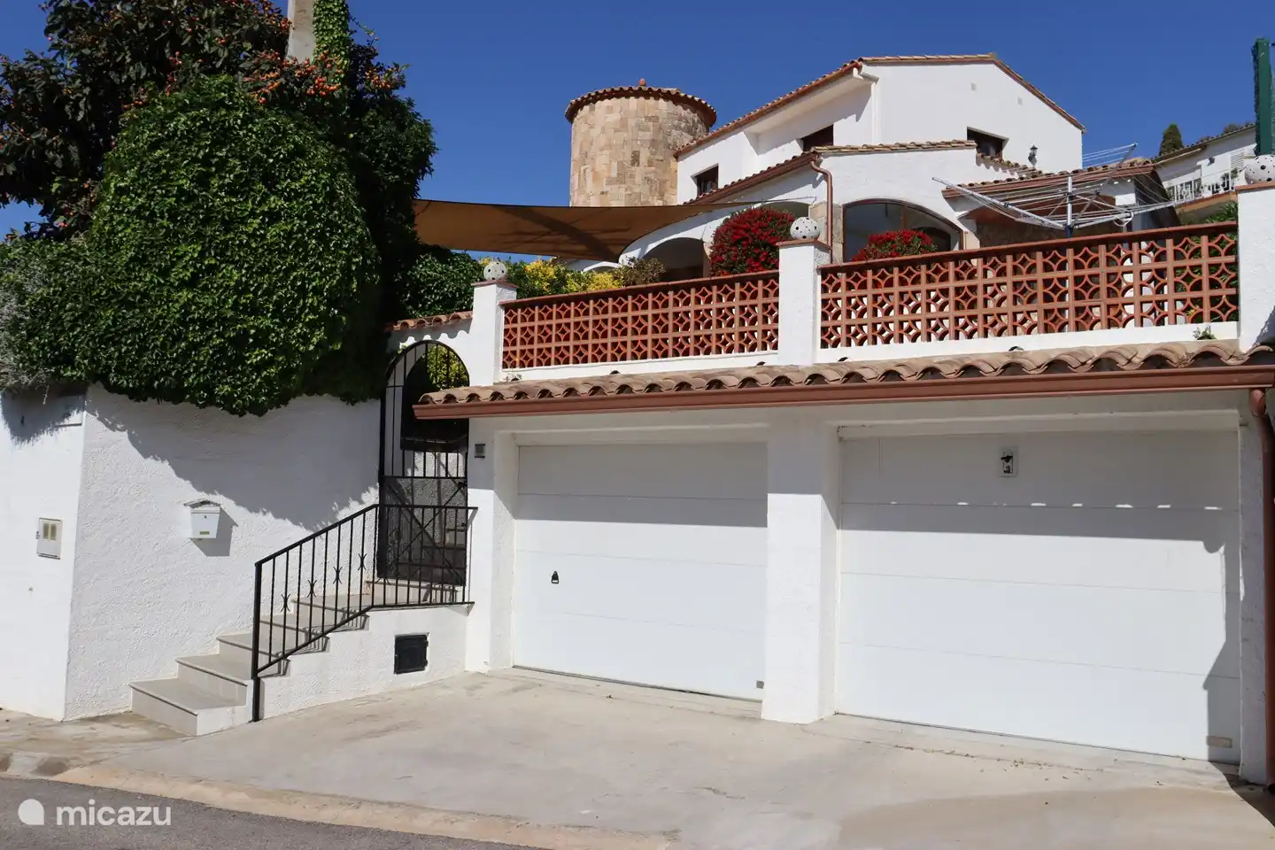 Auf Wunsch kann das Auto/Motorrad in der Garage abgestellt werden