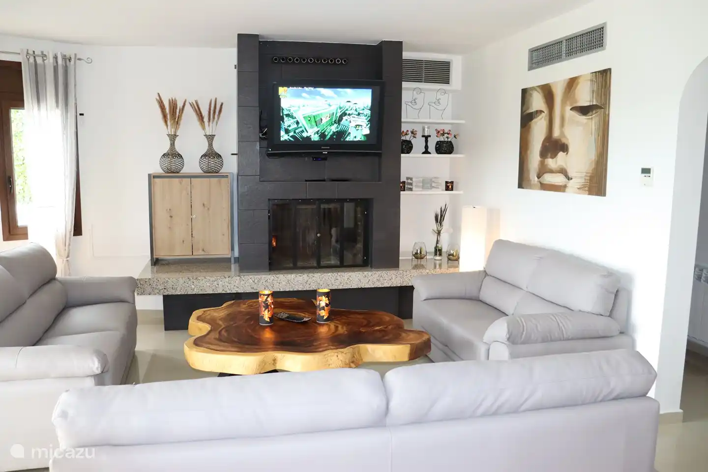 Wohnzimmer mit Klimaanlage und große Breitbild-Fernseher