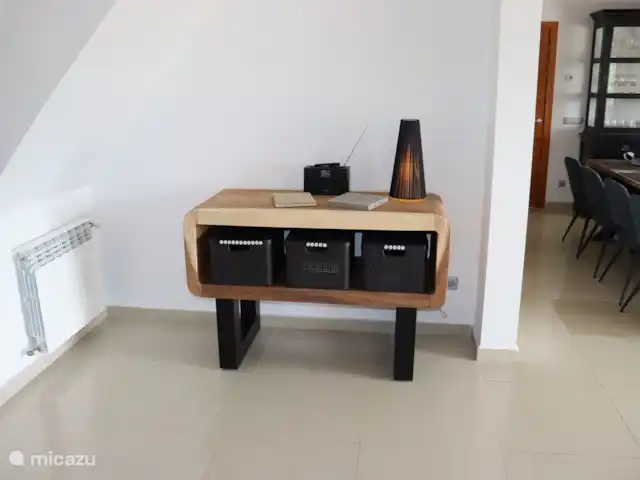 Location de Vacances Espagne, Costa Brava, Calonge, villa - VillaCostaBrava Coin avec radio Internet, livre d'or et boîtes de rangement avec informations et magazines et jeux