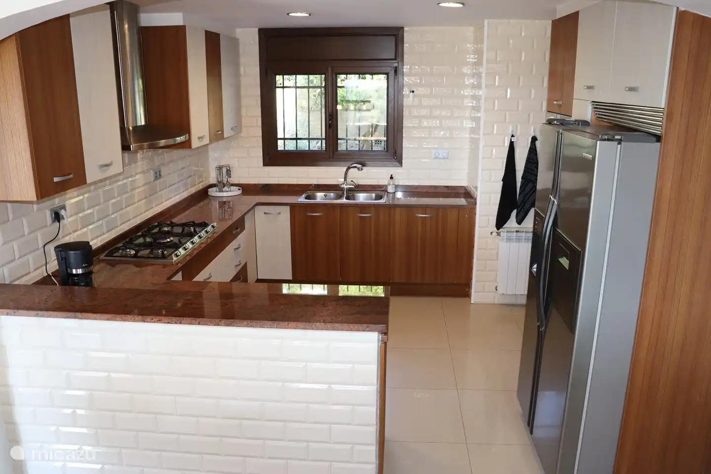 Die luxuriöse Küche in der Villa Costa Brava. Ist ein Hauswirtschaftsraum angrenzenden Raum mit Waschmaschine und Trockner