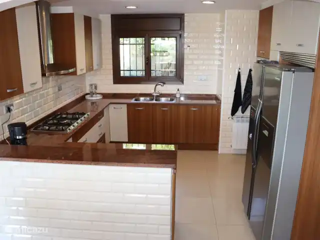 Location de Vacances Espagne, Costa Brava, Calonge, villa - VillaCostaBrava La luxueuse cuisine de VillaCostaBrava. L'espace adjacent est une buanderie avec machine à laver et sèche-linge