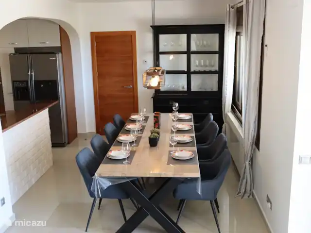 Location de Vacances Espagne, Costa Brava, Calonge, villa - VillaCostaBrava Délicieux dîner à la grande table de la salle à manger