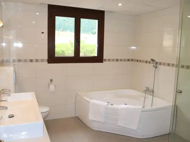 Location de Vacances Espagne, Costa Brava, Calonge, villa - VillaCostaBrava Salle de bain du rez-de-chaussée avec bain tourbillon et douche indépendante