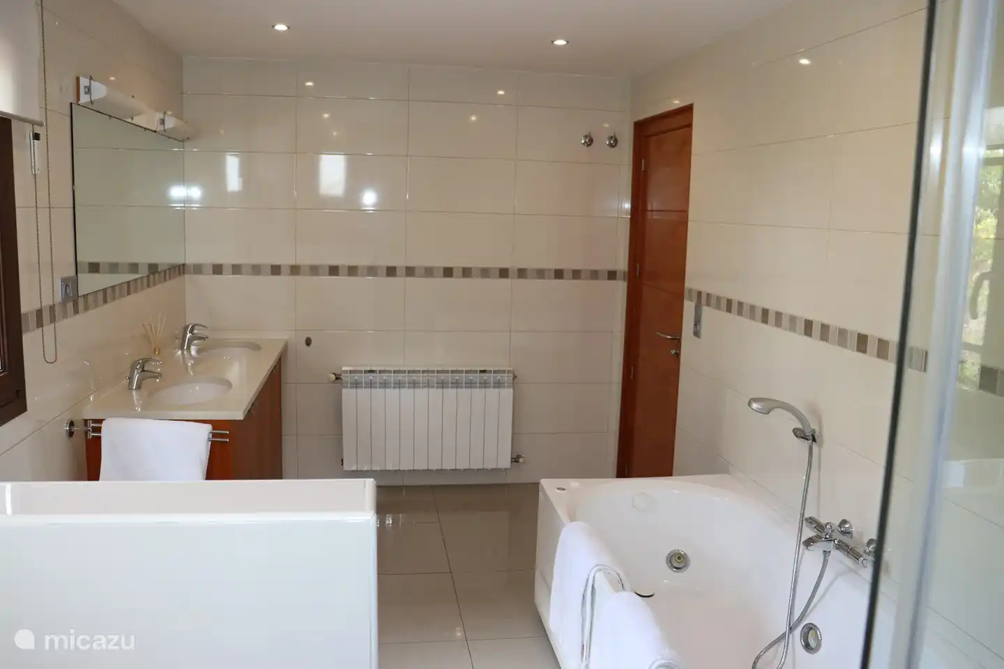 1. Stock Badezimmer mit Whirlpool und separater Dusche