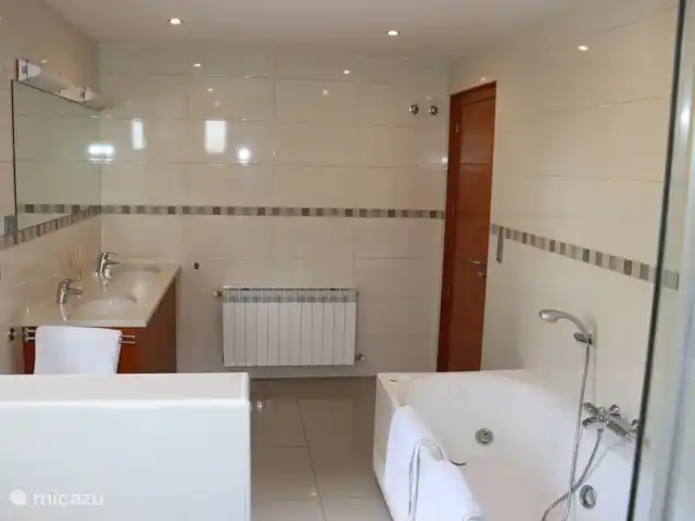 Location de Vacances Espagne, Costa Brava, Calonge, villa - VillaCostaBrava Salle de bain 1er étage avec bain tourbillon et douche séparée
