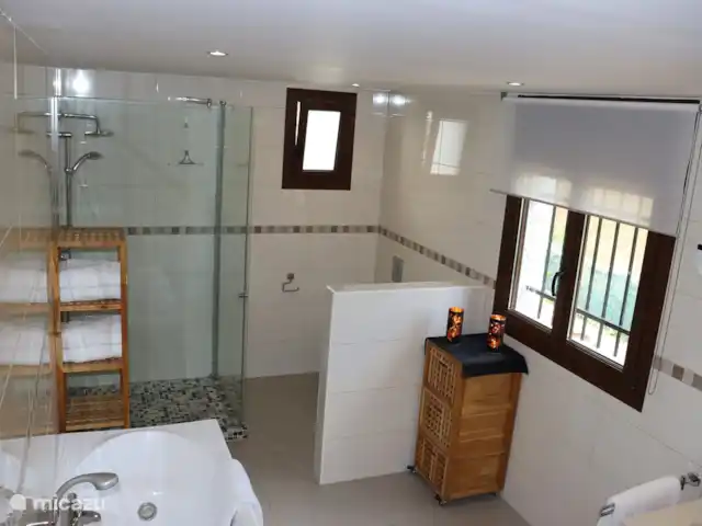 Location de Vacances Espagne, Costa Brava, Calonge, villa - VillaCostaBrava Douche indépendante (au rez-de-chaussée et aussi au 1er étage)