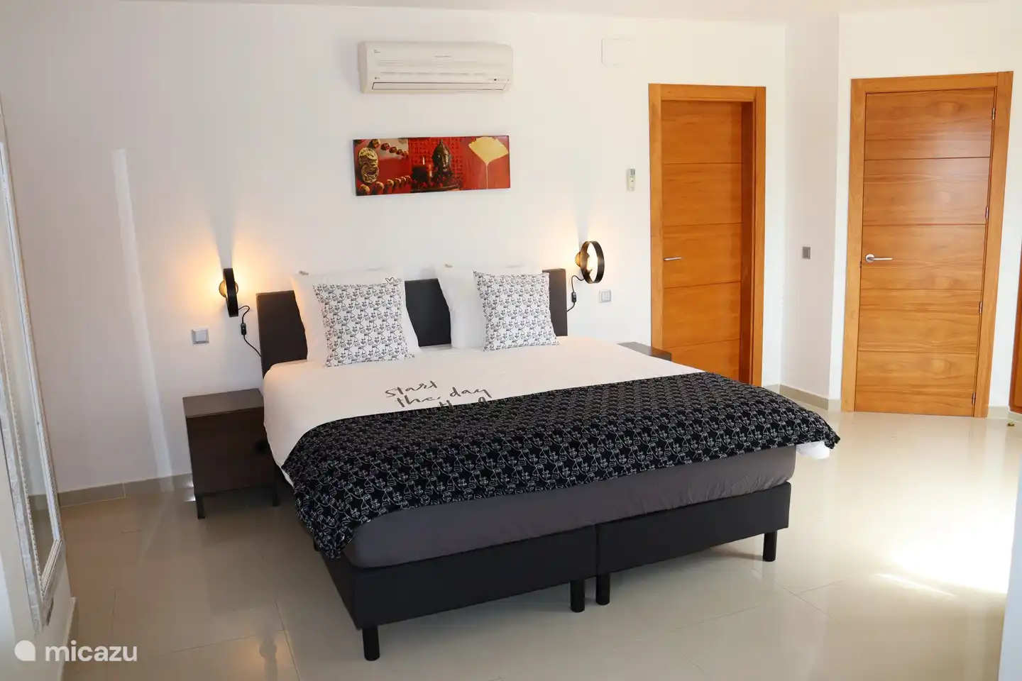 Großes Hauptschlafzimmer mit Doppelbett; Klimaanlage vorhanden