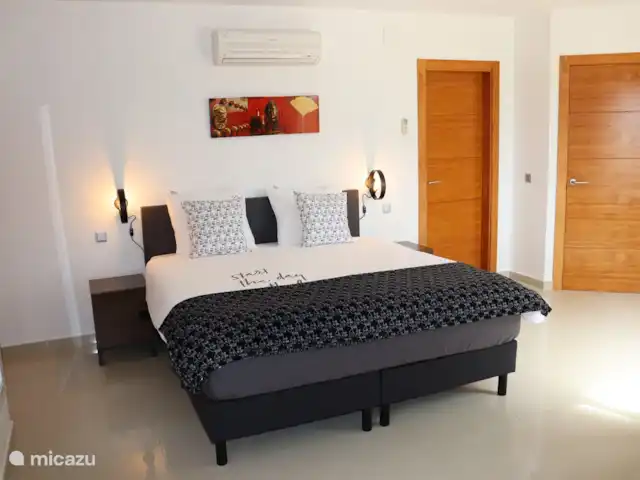 Location de Vacances Espagne, Costa Brava, Calonge, villa - VillaCostaBrava Grande chambre principale avec lit double; climatisation disponible