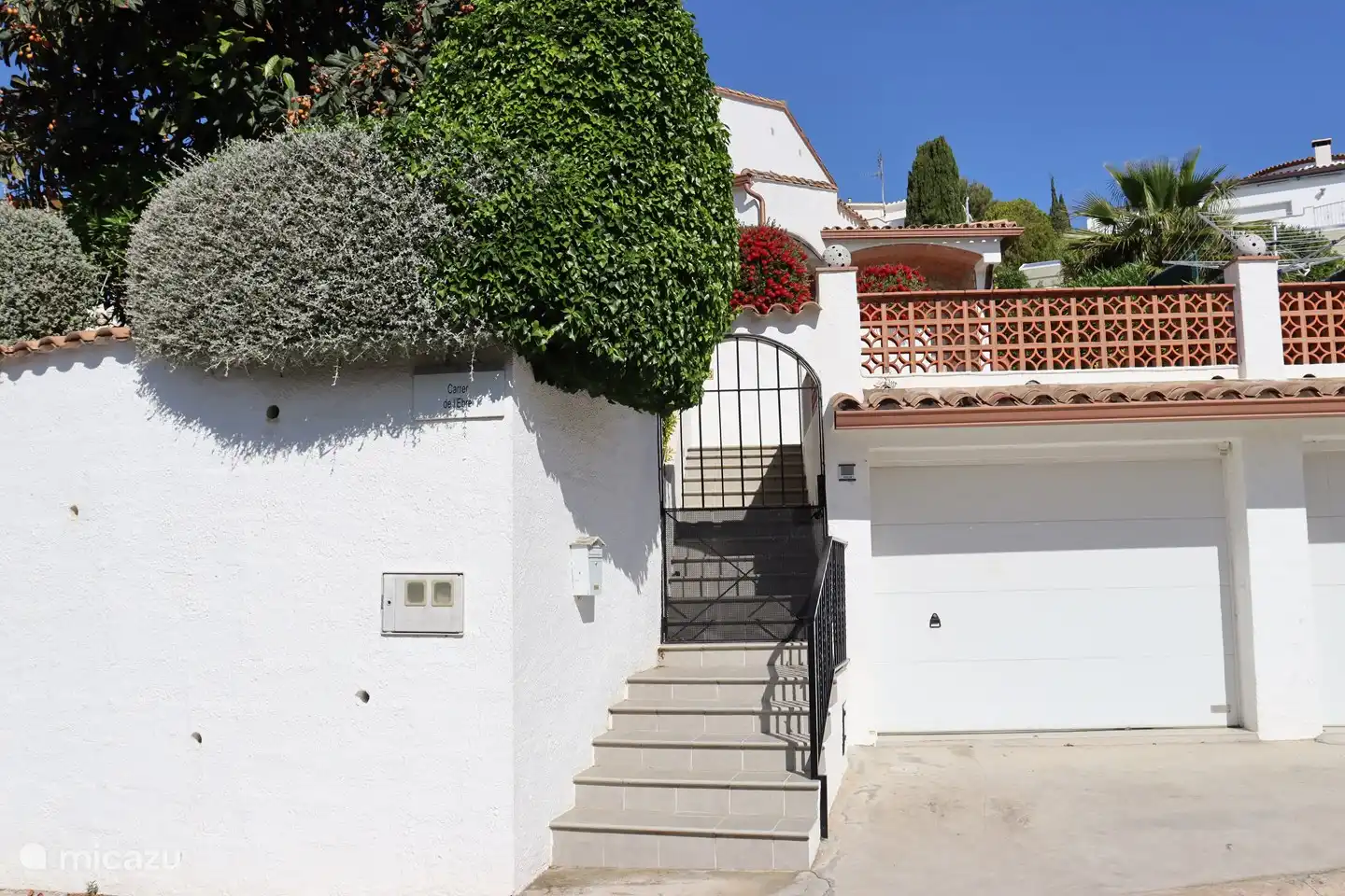 Der Zugang zum Grundstück ist durch ein Eingangstor aus Stahl komplett verschlossen. Unbefugten ist der Zutritt zum Gelände nicht gestattet