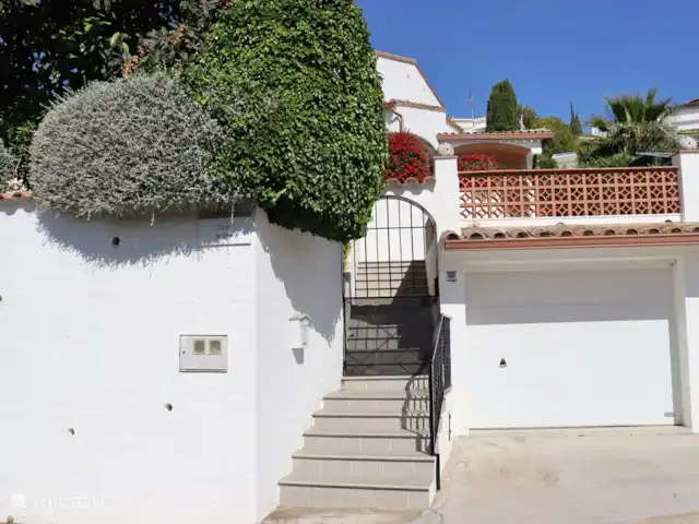 Location de Vacances Espagne, Costa Brava, Calonge, villa - VillaCostaBrava L'accès au terrain est entièrement fermé par un portail d'entrée en acier. Les personnes non autorisées ne peuvent pénétrer dans les locaux