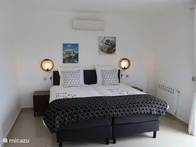 Location de Vacances Espagne, Costa Brava, Calonge, villa - VillaCostaBrava Grande chambre à l'étage avec 3 couchages; équipé de la climatisation