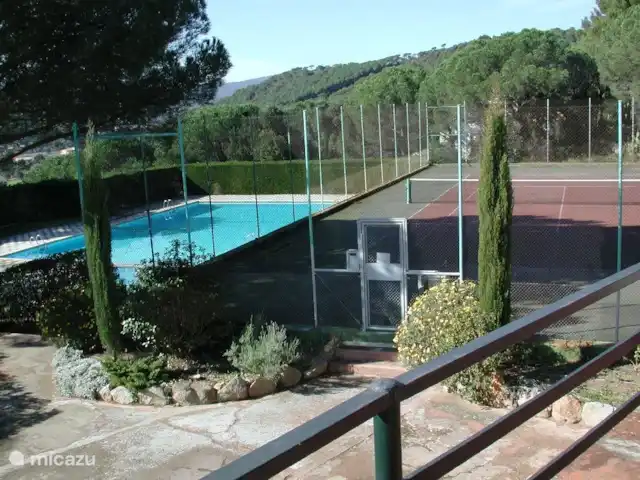 Location de Vacances Espagne, Costa Brava, Calonge, villa - VillaCostaBrava Vous pouvez utiliser gratuitement la grande piscine et le court de tennis de l'urbanisation