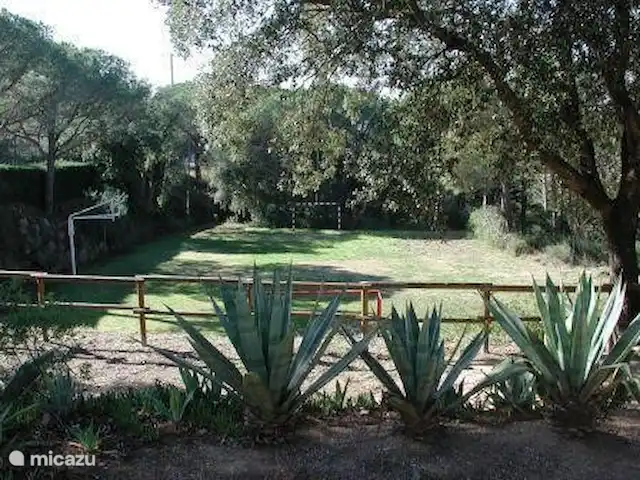 Location de Vacances Espagne, Costa Brava, Calonge, villa - VillaCostaBrava ainsi que le terrain de foot