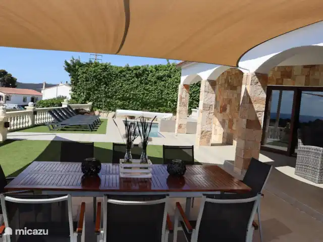 Location de Vacances Espagne, Costa Brava, Calonge, villa - VillaCostaBrava Vue d'ensemble terrasse avec gazon artificiel avec piscine