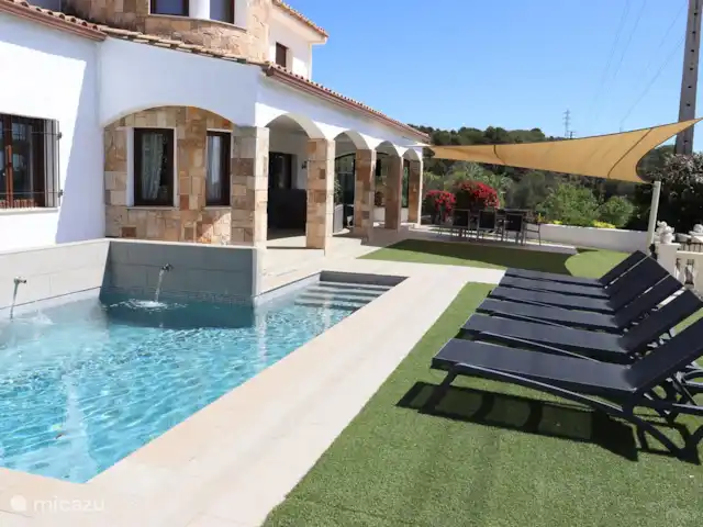 Location de Vacances Espagne, Costa Brava, Calonge, villa - VillaCostaBrava Vue d'ensemble terrasse avec gazon artificiel avec piscine