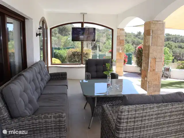 Location de Vacances Espagne, Costa Brava, Calonge, villa - VillaCostaBrava Joli coin salon avec TV grand écran sous la terrasse couverte