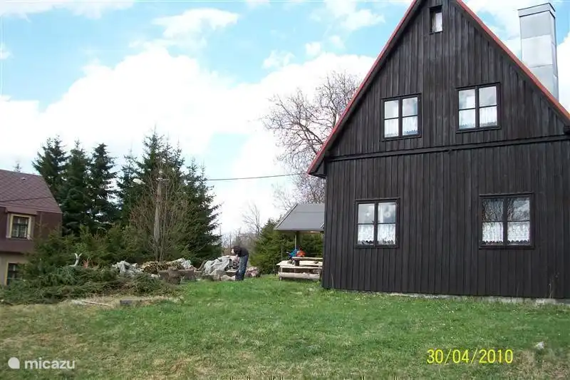 Gegenüber Hütte im Frühjahr