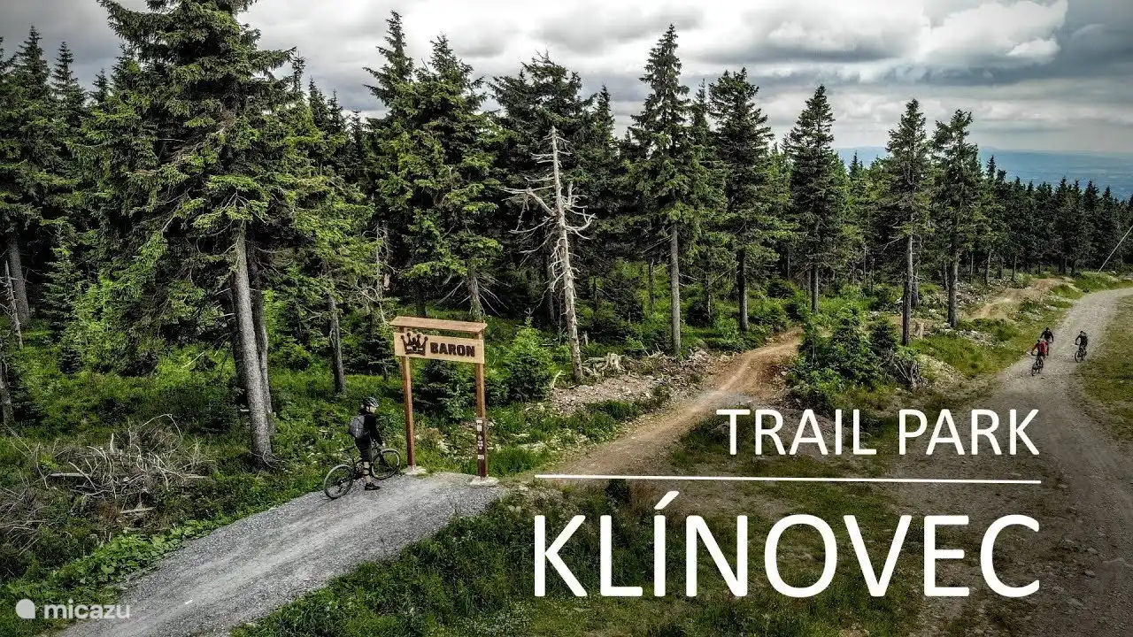 Beginnen Sie auf dem Gipfel des Klínovec und gelangen Sie über einen der in vier Schwierigkeitsgrade unterteilten Wege zum Lift. Der Lift bringt Sie und Ihr Fahrrad reibungslos wieder nach oben. Geöffnet von Mai bis Oktober.