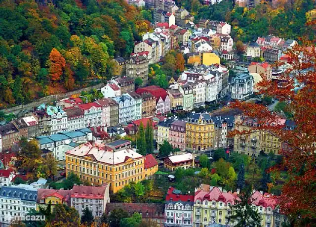 Die schöne Stadt Karlovy Vary ist neben Prag die meistbesuchte Stadt Tschechiens. Eine schöne historische Stadt aus dem Jahr 1350, aber seit dem 18. Jahrhundert einer der berühmtesten Kurorte Europas. Die Stadt wurde von König und Kaiser Karl IV. gegründet, daher der Name Karlovy Vary.
