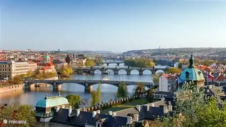 Prag gilt als eine der schönsten Städte Europas und das historische Zentrum ist auf der UNESCO-Welterbeliste. Die Goldene Stadt, wie man liest die Spitznamen von Prag, an der Moldau. Zwei Stunden Fahrt von der Hütte.