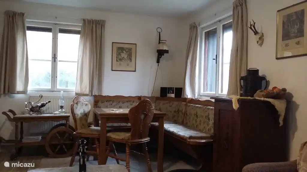 Der Essbereich mit ausziehbarem Tisch. Gemütliche bis zum Kamin.