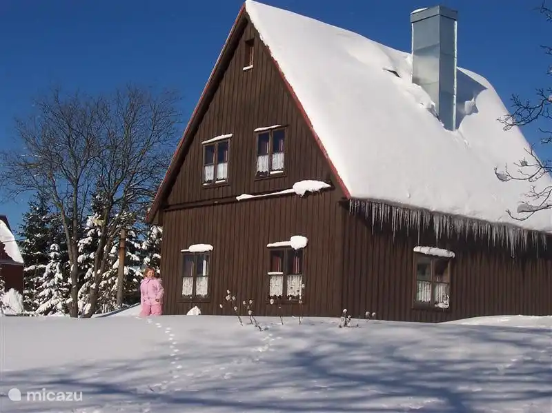 Vorderansicht des Hauses im Winter.