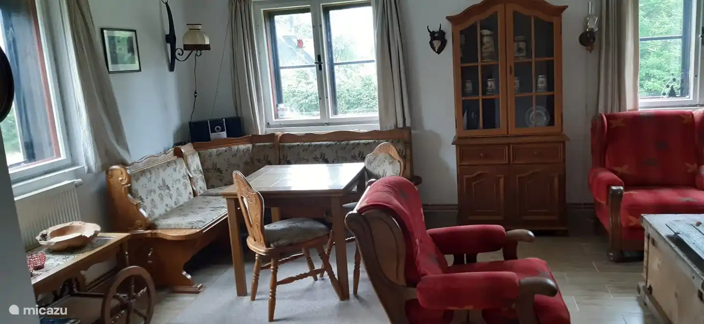 Typisch tschechischer Essbereich mit ausziehbarem Tisch.