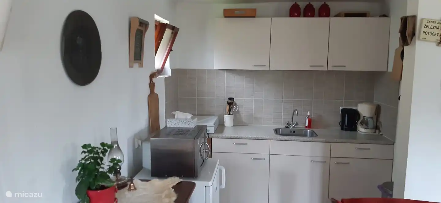 Kompakte und komplette Küche.