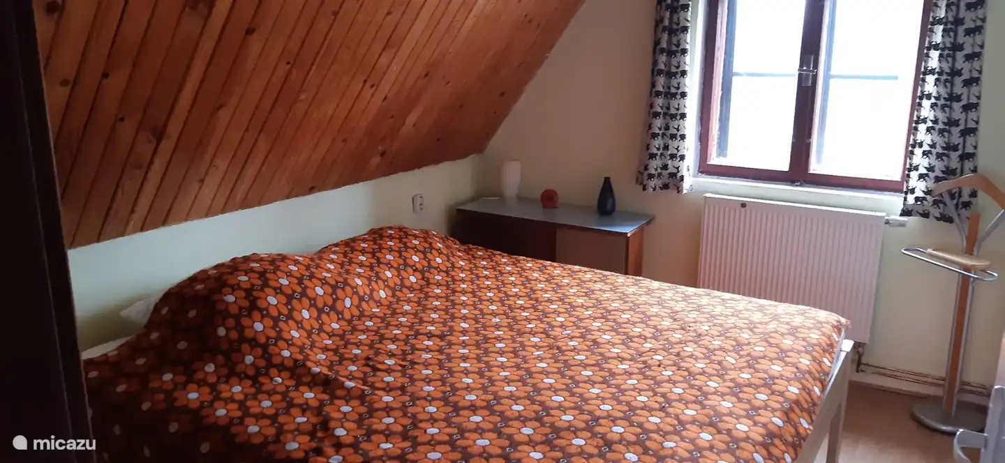 Hauptschlafzimmer mit 1 Doppelbett.