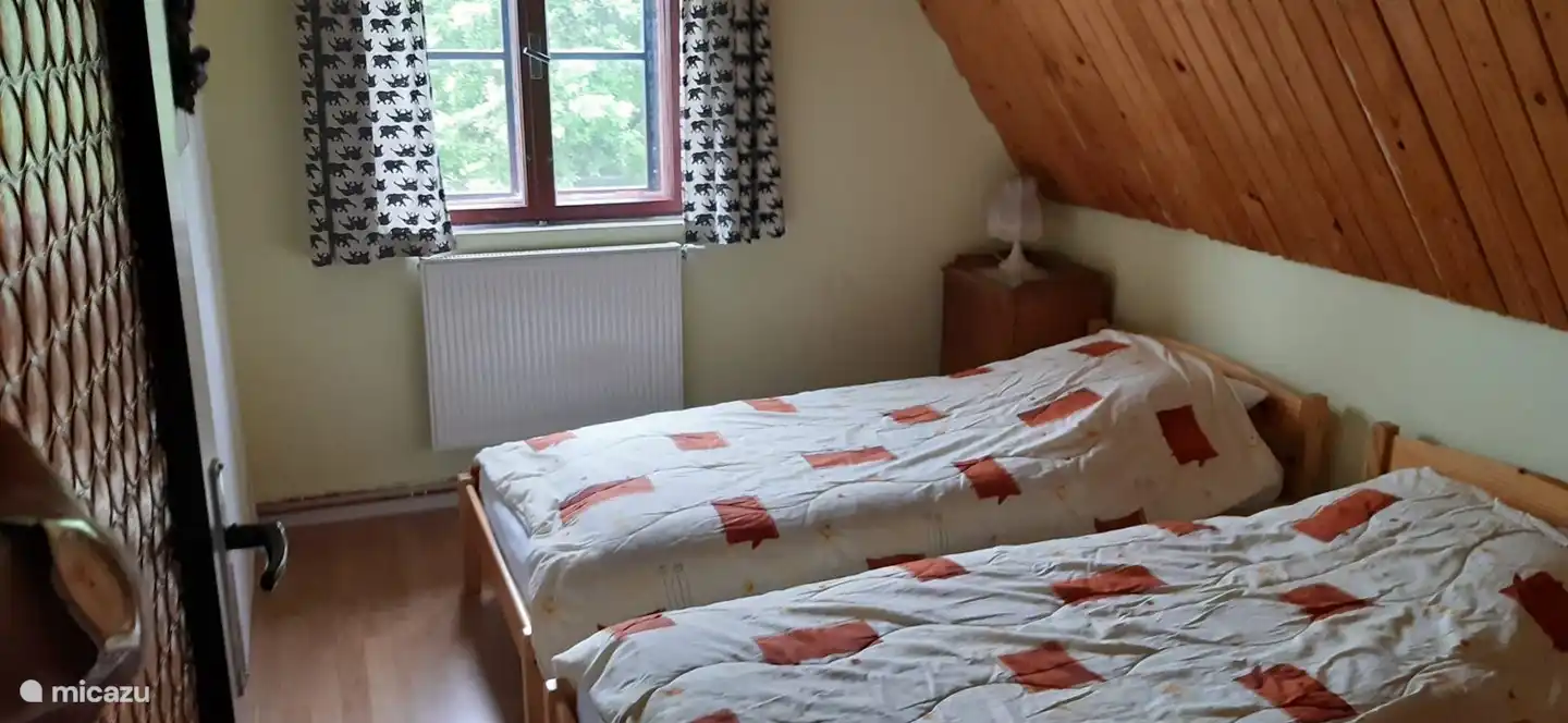 Schlafzimmer 2 mit zwei Einzelbetten.