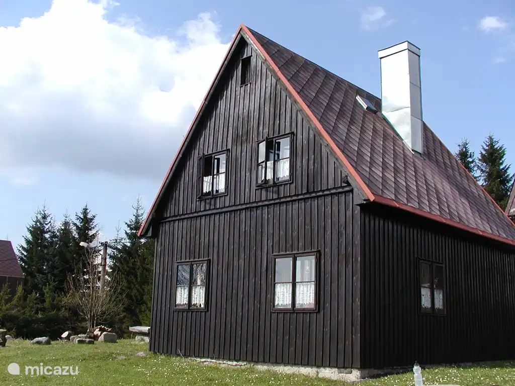 Frontansicht der Hütte. Auf der Seite der Feuerstelle bis in die späten Stunden der Sterne kann genossen werden.