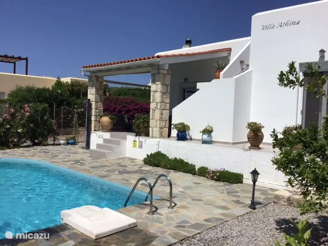 Schwimmbad und Frontansicht