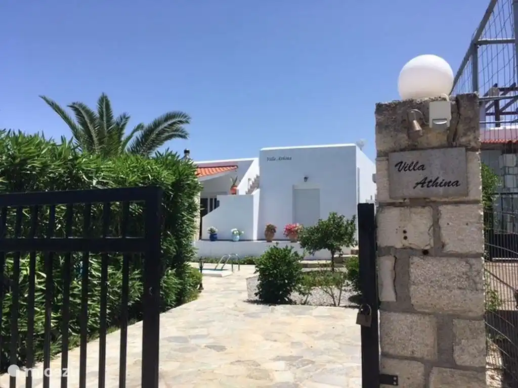 Eingang mit Parkplatz