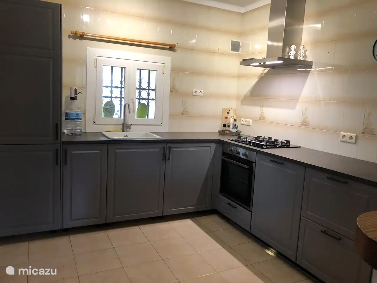 Küche mit allen Annehmlichkeiten wie einem Geschirrspüler ausgestattet.