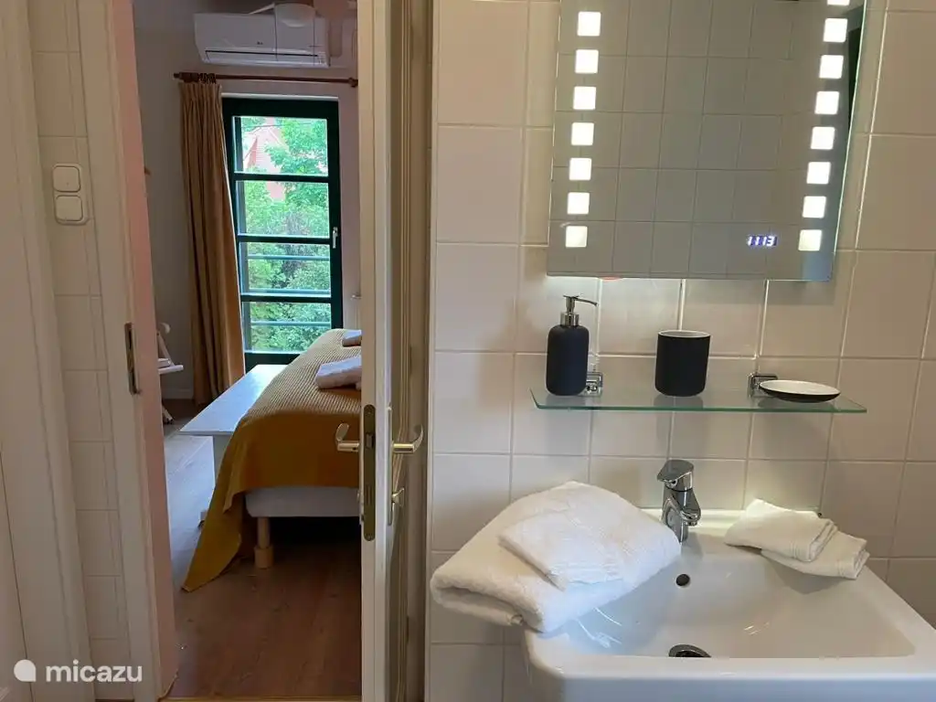 angrenzendes Badezimmer mit Dusche, WC und Waschbecken