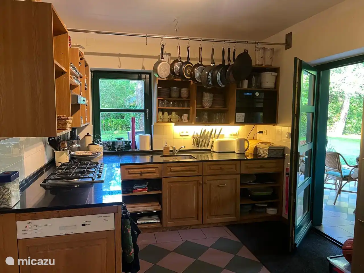 gut ausgestattete Küche mit Backofen, Mikrowelle, amerikanischem Kühlschrank und vielen Pfannen