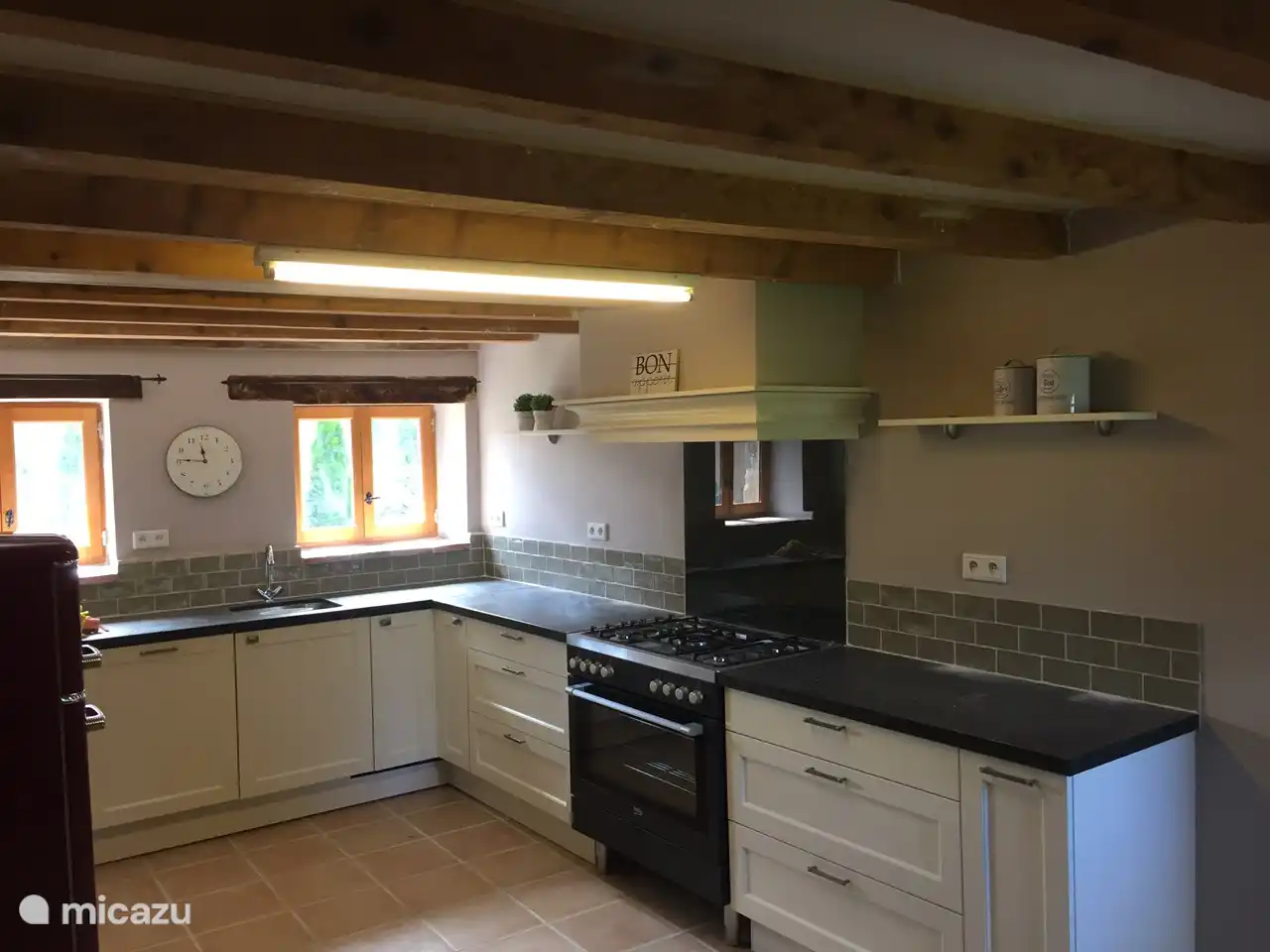 Küche mit 90 cm breitem 5-Flammen-Gasherd mit Backofen