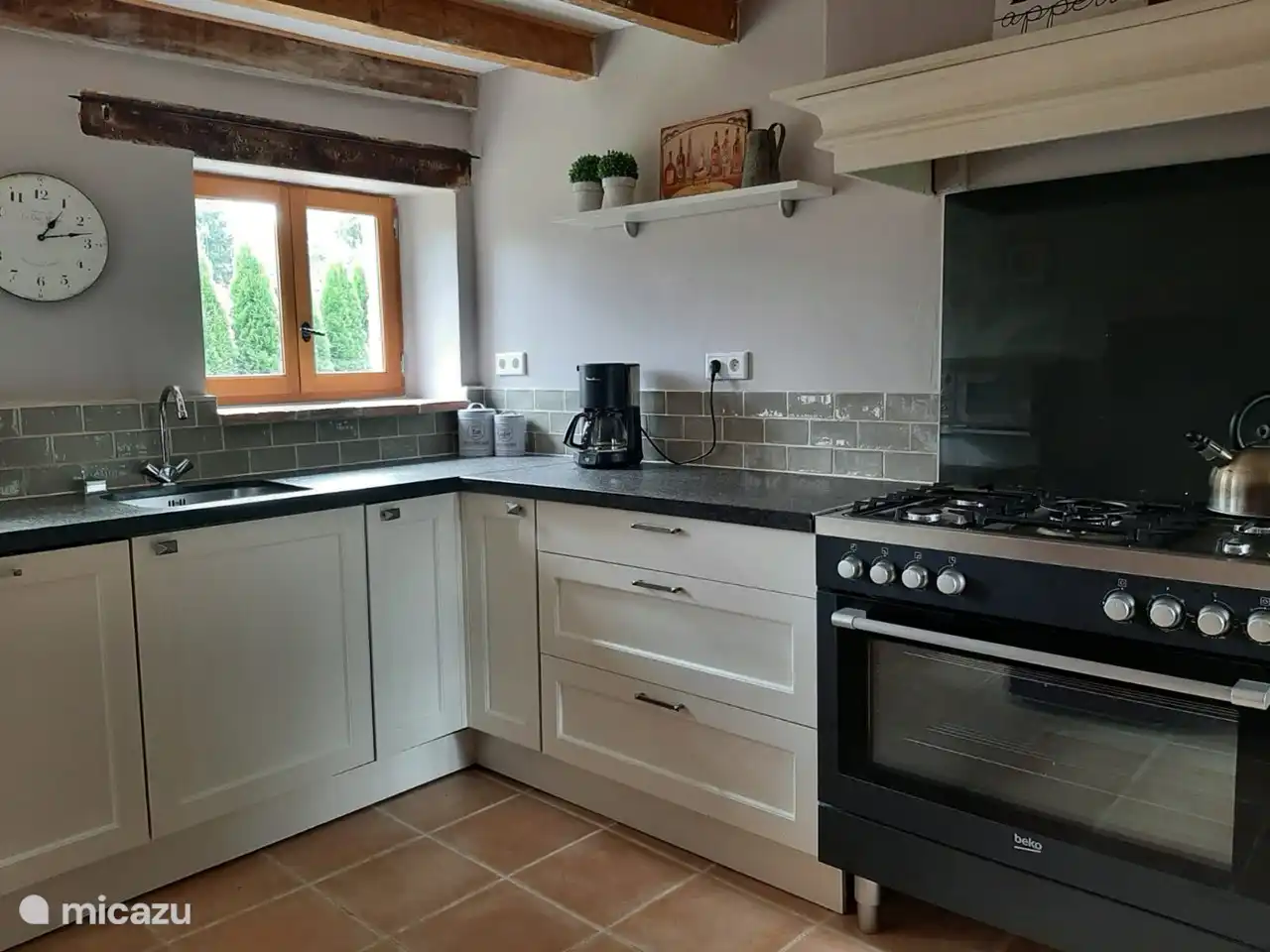 Küche mit extra breitem 5-Flammen-Gasherd mit Backofen