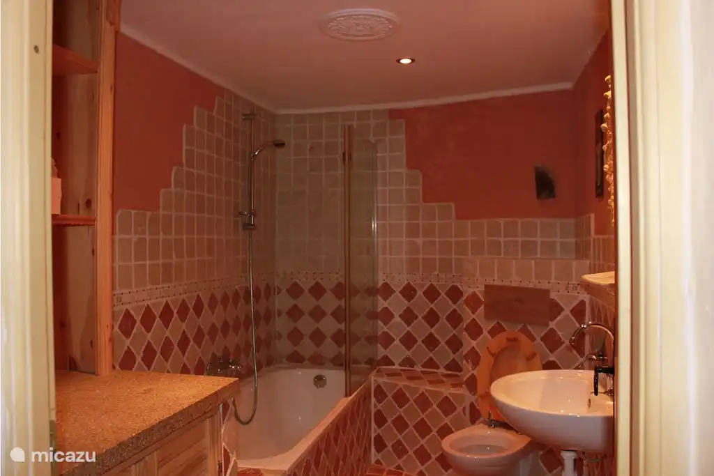 Badezimmer mit Marmorfliesen