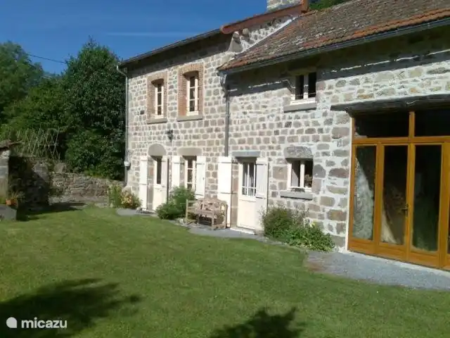 Ruhig im Park Plateau de Millevaches en Limousin, auf einem Hügel im Dorf Gibouleaux. Hier ist unser Haus, angrenzend an den Wiesen. Dieses gemütliche Haus ist eine Oase mit herrlichem Blick über die Creuse Valley.