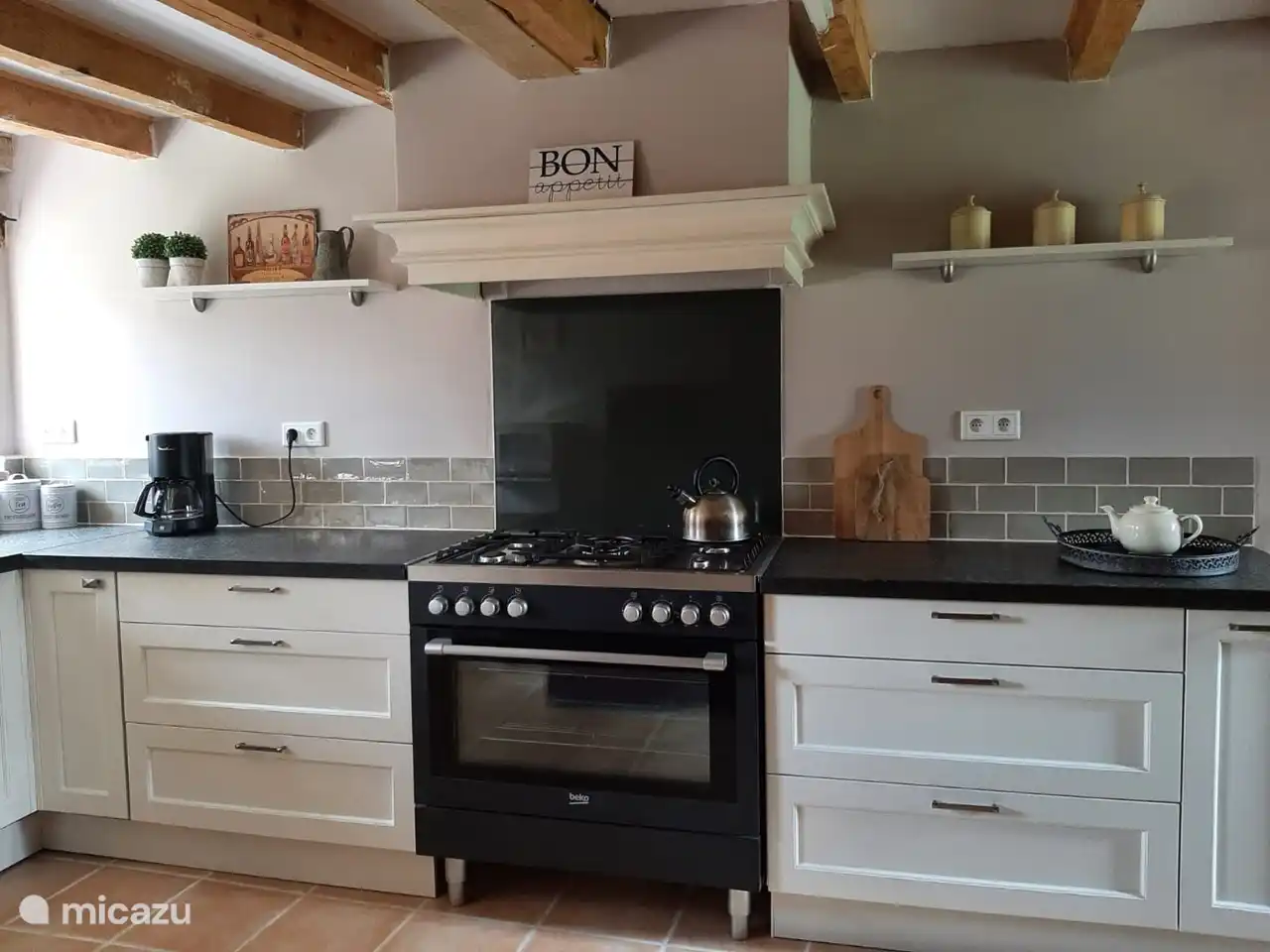 Küche mit extra breitem Gasherd mit Backofen