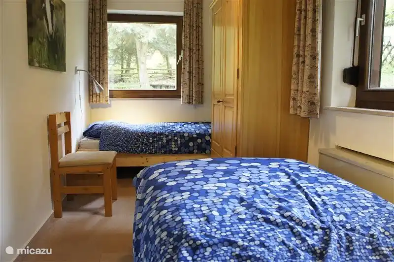 Schlafzimmer mit zwei Einzelbetten