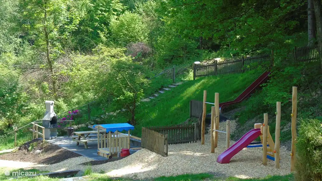 Der Garten mit Spielgeräten und einem sehr schönen Grillplatz