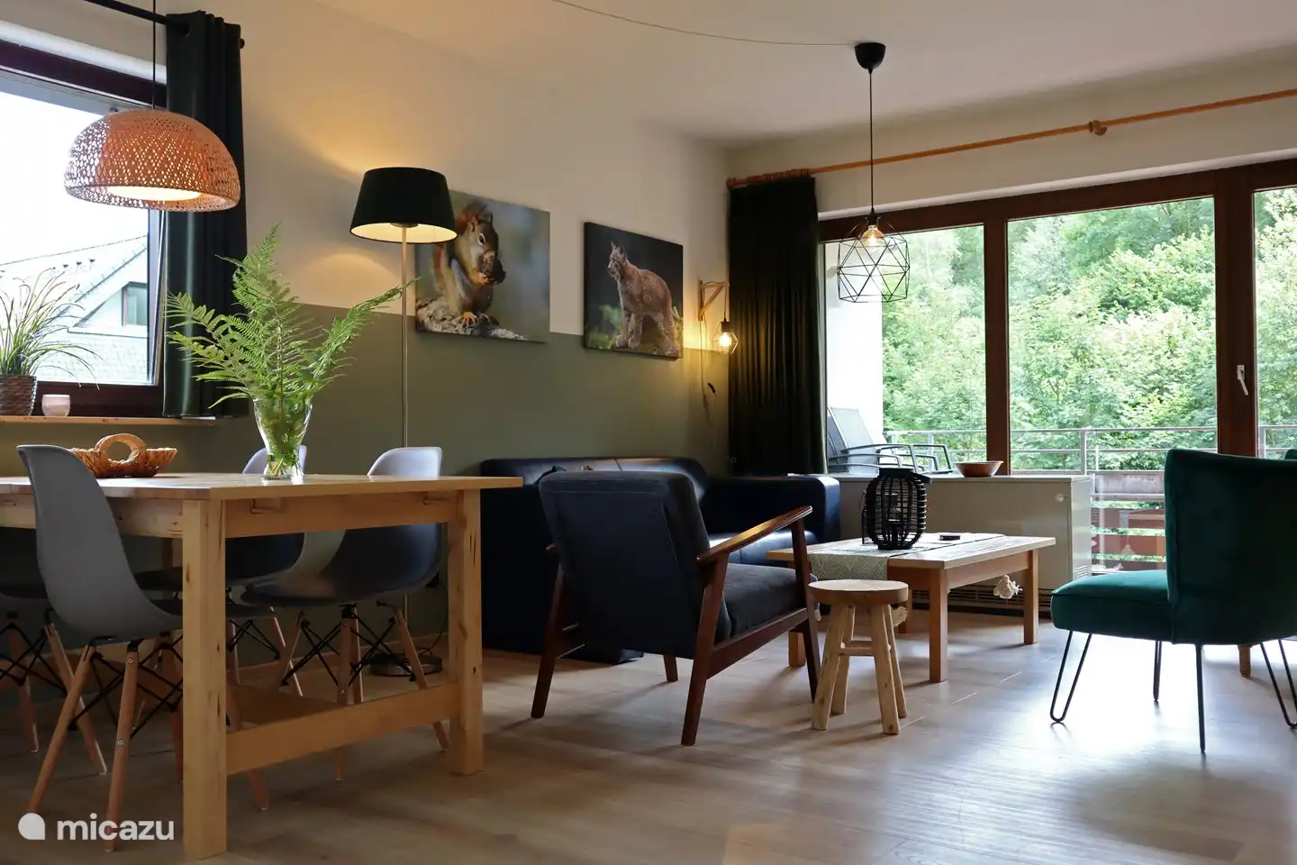 Das Wohnzimmer ist komfortabel eingerichtet mit einer Sitzecke mit Flachbildfernseher (niederländische Kanäle), einem Essbereich und einer offenen Küche