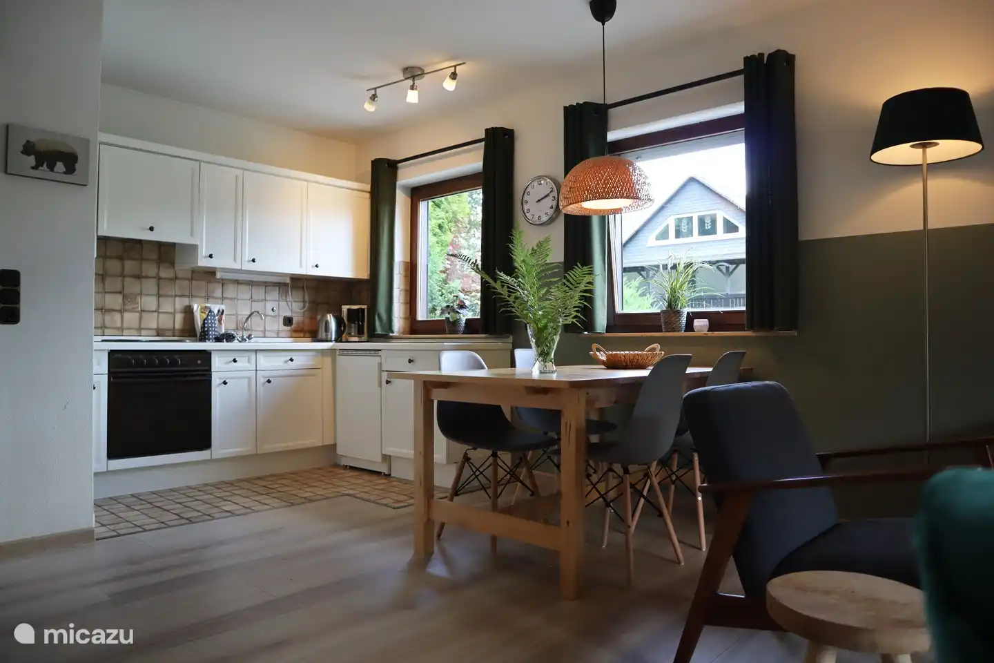 Geräumige und komplette Küche mit Backofen, Kühlschrank mit Gefrierfach, Kaffeemaschine, Wasserkocher und 4-Flammen-E-Herd mit Dunstabzugshaube