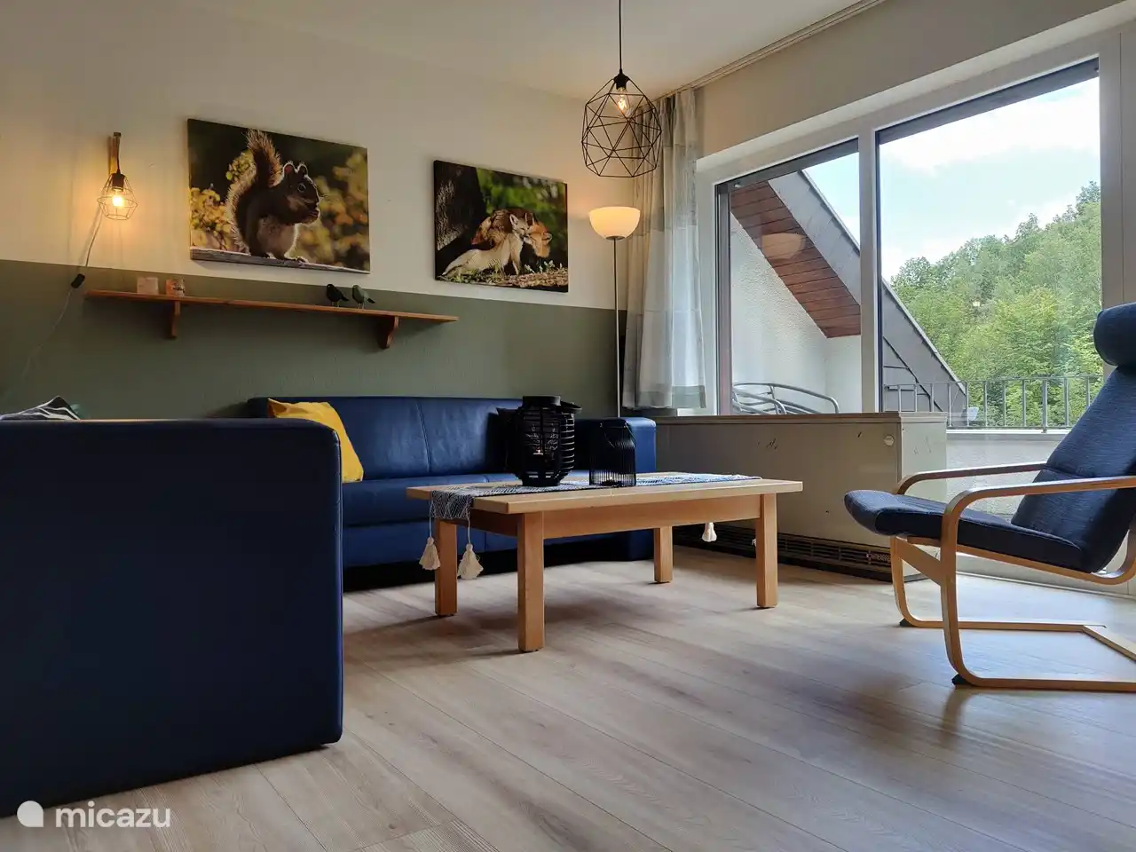 Sitzecke und Balkon Wohnung 8