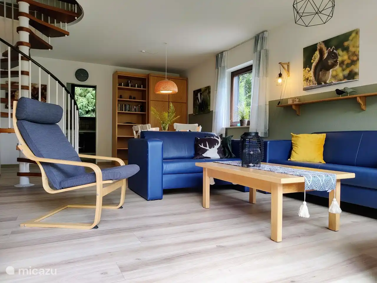 Wohnzimmer Wohnung 8, mit separater Küche hinter der Tür