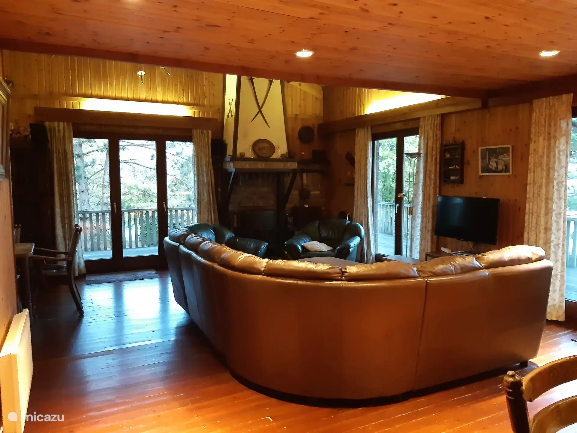 Das gemütliche Wohnzimmer, gemütlich um den Holzofen herum.