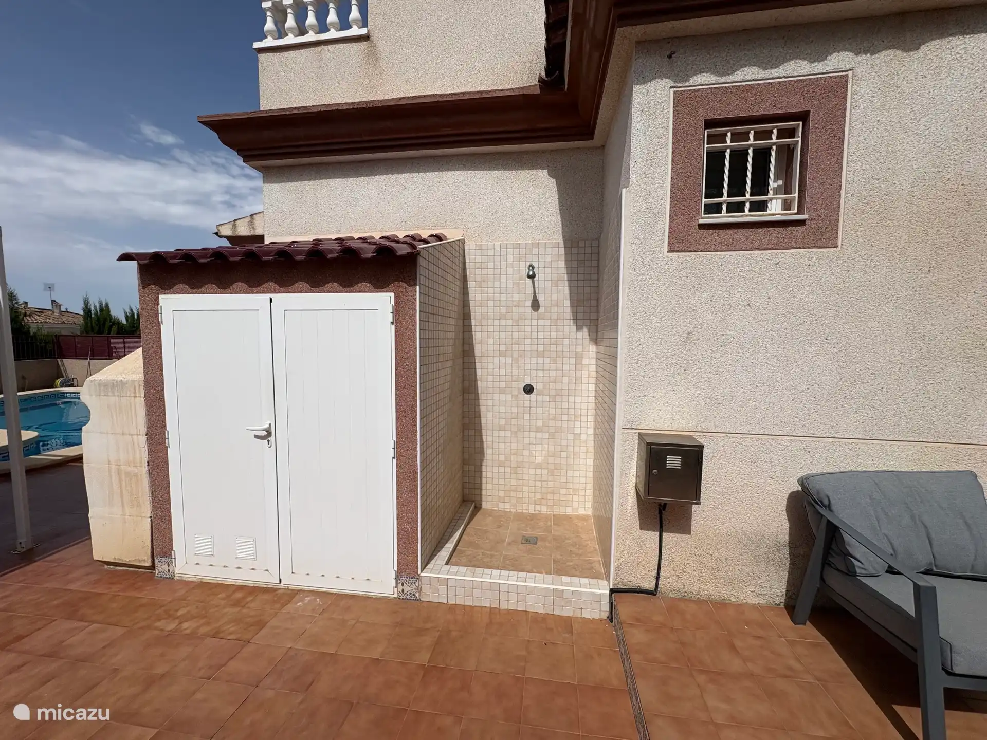 Dusche im Freien – bitte nutzen Sie sie vor dem Betreten des Pools, um den Pool sauber zu halten.