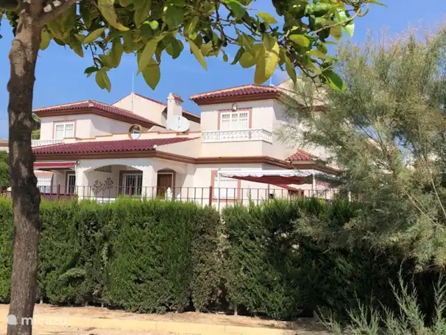 Casa Hop La Marina | Espagne, Costa Blanca, La Marina - villa Vue de la maison depuis le parc (ludique) à l'avant. La haie verte offre une intimité totale.